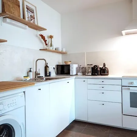 Big Near Old Town With Balcony + Parking Lila